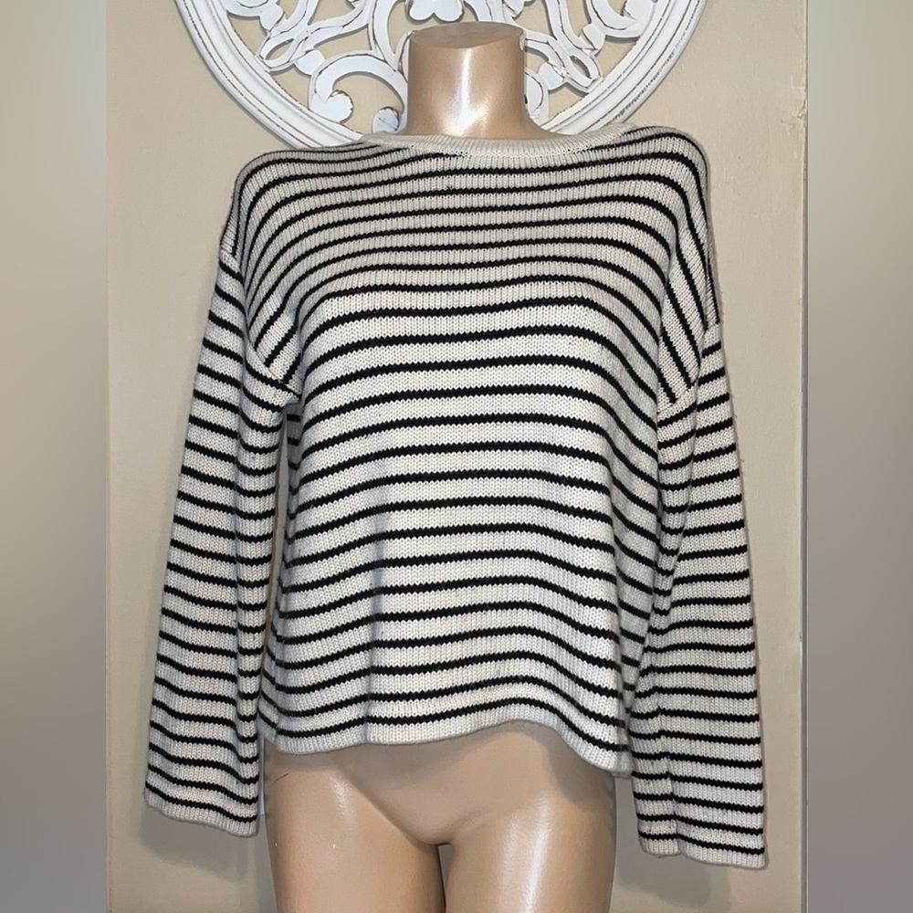 Carve designs women’s medium sweater cream black stripe knit long sleeve soft